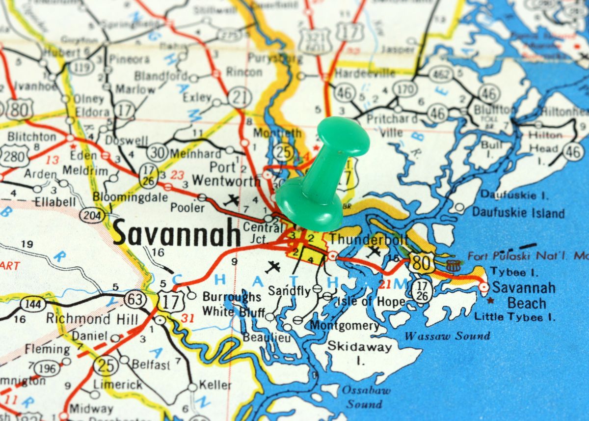 A map with a green push pin over Savannah, georgia.